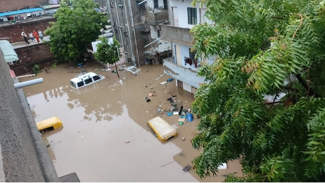 Photos Ahmedabad Rain- અમદાવાદમાં ગાડીઓ પાણીમાં ડૂબી, ઔડા તળાવની પાળી તૂટતાં વ્રજવિહાર એપાર્ટમેન્ટના બેઝમેન્ટમાં પાણી ઘૂસ્યાં