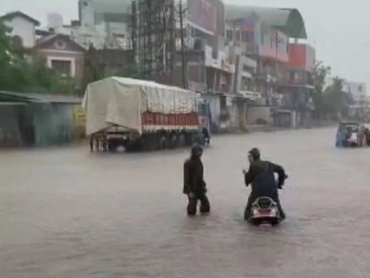 દક્ષિણ ગુજરાત અને સૌરાષ્ટ્રમાં રેડ એલર્ટ, આગામી પાંચ દિવસ ભારેથી અતિભારે વરસાદની આગાહી