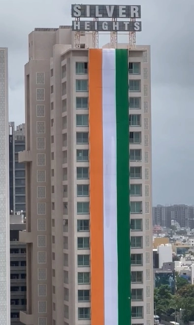 રાજકોટમાં સૌરાષ્ટ્રના સૌથી ઊંચા 22 માળના બિલ્ડિંગમાં 250 ફૂટ લાંબો, 24 ફૂટ પહોળો રાષ્ટ્રધ્વજ લહેરાવ્યો