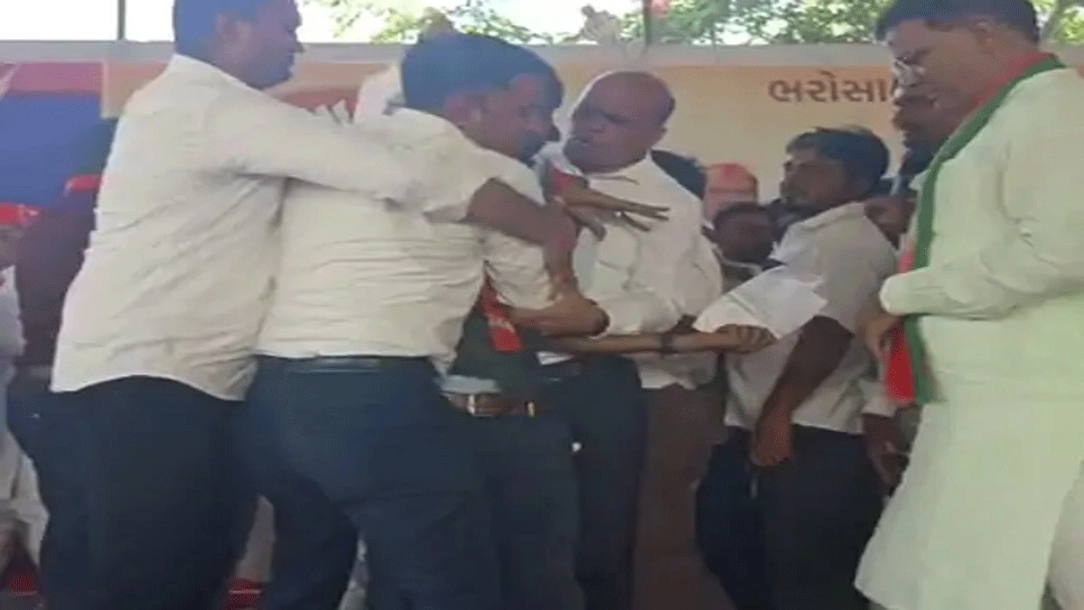 At the CM's meeting in Disa, the youth climbed the stage, dragged down by activists