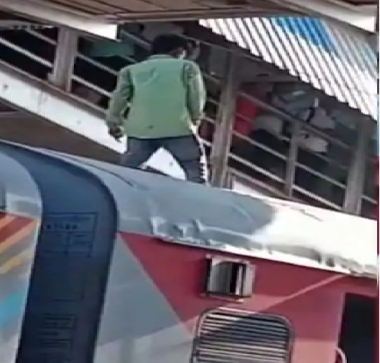 Durg News: ટ્રેનના ડબ્બા પર ચઢીને પકડી લીધો તાર અને ધડાકાભેર નીચે પટકાયો