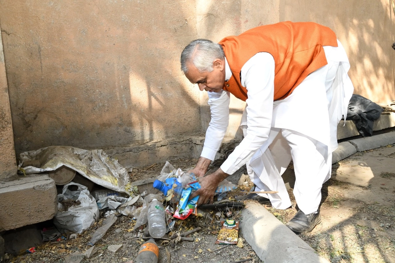 રાજ્યપાલ આચાર્ય દેવવ્રતજી અને લેડી ગવર્નર દર્શનાદેવીએ સાથે મળીને ગુજરાત વિદ્યાપીઠ પરિસરમાંથી કચરો સાફ કર્યો