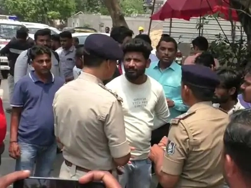 Two youths stabbed the murder accused who came to Surat court