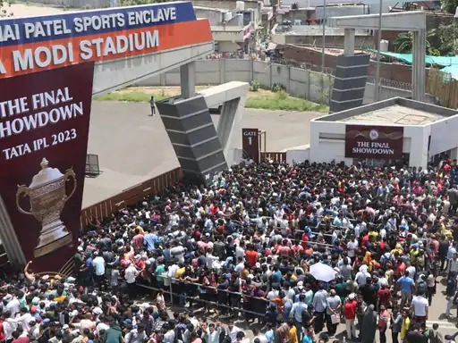 Crowd at Modi stadium for IPL tickets