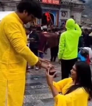 Girl proposed to boy in Kedarnath temple premises, people gave this reaction on social media