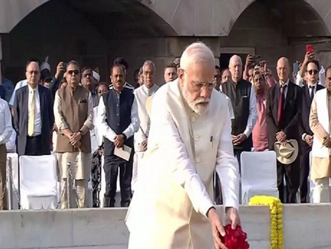 Prime Minister Narendra Modi on Monday paid tribute to Mahatma Gandhi at Rajghat