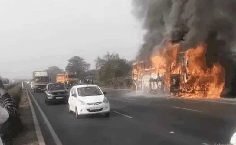 A luxury bus caught fire on the Karajan highway