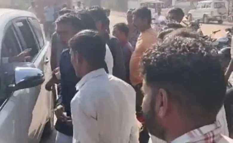 BJP leaders  mobbed by Kshatriyas