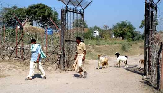 भारत-पाकिस्तान सीमा पर चोरी हुई बस! - Indo pak border