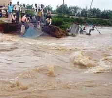 कश्‍मीर की बाढ़ में फंसे ओडिशा के 100 प्लंबर - Kashmir, Orissa, flood, plumbers, rain