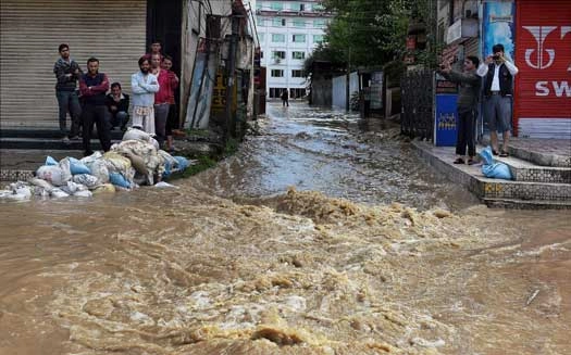 कहर की घड़ी में... - Kashmir Flood