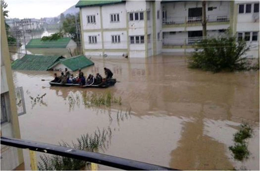 कश्मीर में शवों को कुत्ते नोच रहे हैं... - Floods in Kashmir