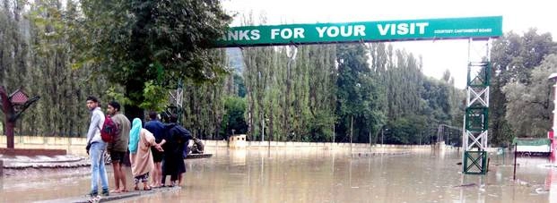 कश्मीर में राजमार्ग बहाल, सचिवालय भी खुले