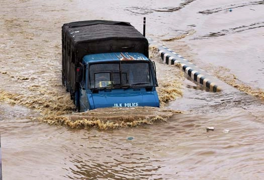 कश्‍मीर में बाढ़ से सेना के 70 प्रतिष्ठान प्रभावित - Indian Army