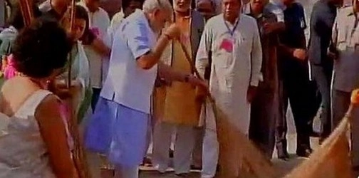 प्रधानमंत्री मोदी ने लगाई झाडू, हाथ से उठाया कचरा... - प्रधानमंत्री मोदी ने लगाई झाडू, हाथ से उठाया कचरा...
