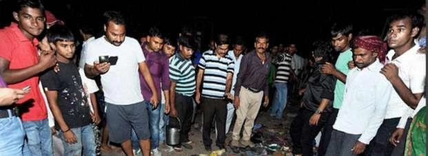 'पटना भगदड़' की गाज प्रशासनिक अधिकारियों पर गिरी - Patna getaway, Government of Bihar, 33 people killed in Patna