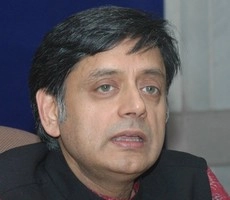 शशि थरुर ने किया सफाई अभियान का नेतृत्व - Shashi Tharoor