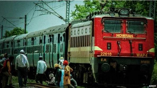ये हैं भारतीय रेल के रखवाले - track Man in Indian Railways