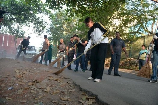 अमिताभ ने भी लगाई सड़कों पर झाड़ू...(देखें फोटो) - Amitabh Bachchan