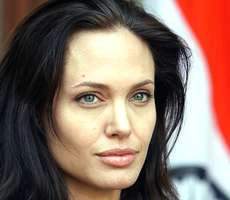 मुश्किलें आपको मजबूत, परिपक्व बनाती हैं : एंजेलिना जोली - Angelina Jolie