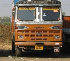 झारखंड में ट्रक-वैन की टक्कर, 13 कावड़ियों की मौत - Road accident in Jharkhand