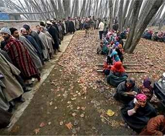 कश्मीर में चुनाव विरोधियों ने किया पथराव - Jammu Kashmir Election