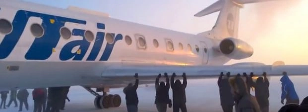 बर्फ में जमा विमान, यात्रियों ने इस तरह निकाला...(वीडियो)