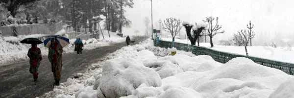 कश्मीर में भारी हिमपात, देश के दूसरे भागों से संपर्क कटा - snowfall in kashmir