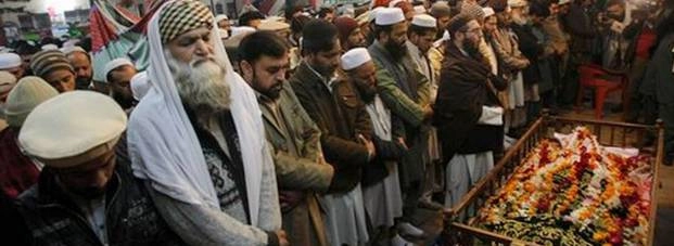 मातम के बीच 'कलेजे के टुकड़ों' को सामूहिक रूप से दफनाया - Peshawar attack