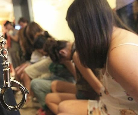 चीन ने छेड़ा पोर्न के खिलाफ अभियान, 30000 गिरफ्तार - China, Porn