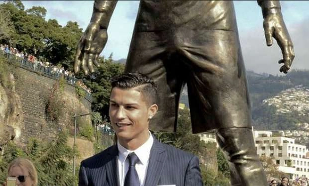 रोनाल्डो की मूर्ति के डिजाइन पर विवाद - Cristiano Ronaldo,