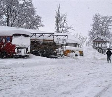 फ्रांस के आल्पस में हिमपात से फंसे हजारों वाहन