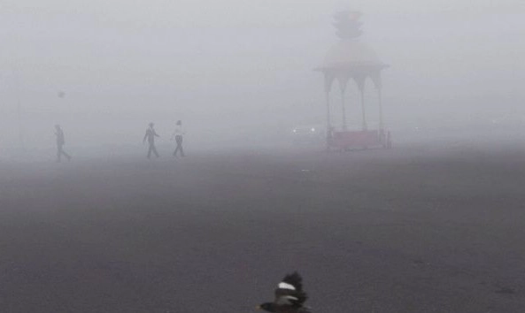 दिल्ली में तापमान 2.6 डिग्री सेल्सियस पहुंचा - weather