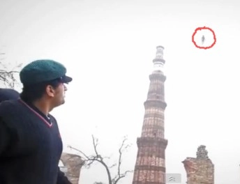 कुतुबमीनार पर उड़ता इंसान (देखें वीडियो) - Man flies from Qutub minar