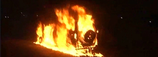 देखते ही देखते खाक हो गई कार...(वीडियो) - Car fire  Azad Nagar Indore