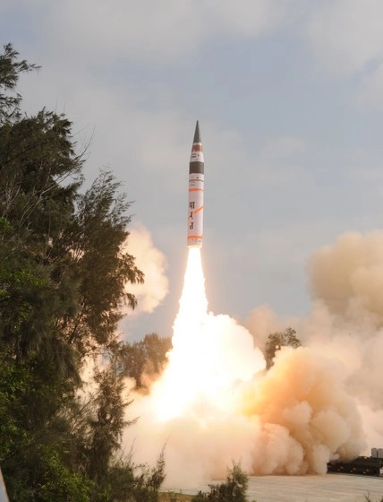 भारत की बड़ी ताकत, दुश्मनों पर पर कहर बरपाएगी अग्नि-5 - Agni-2 ballistic missile, India, large force