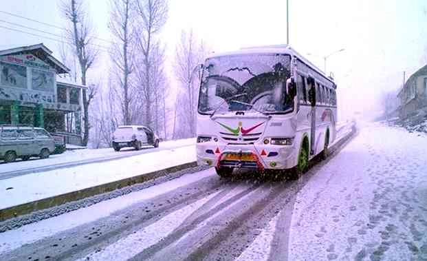 हिमाचल और कश्मीर में बर्फबारी, जनजीवन प्रभावित - Snowfall Jammu-Kashmir Himachal Pradesh