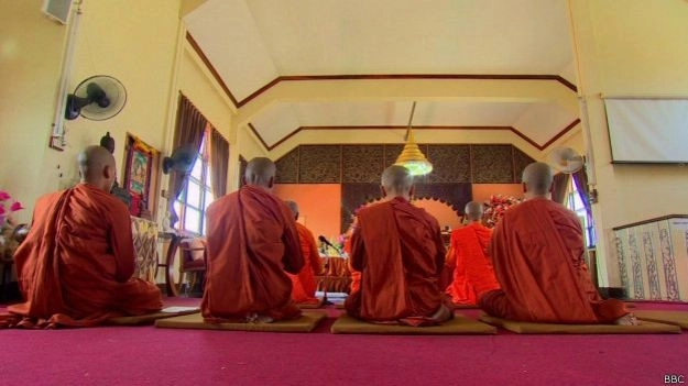 डाइटिंग कर रहे हैं थाईलैंड के बौद्ध भिक्षु