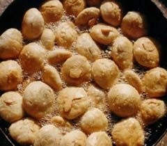 होली के व्यंजन : रंगबिरंगी आलू कचोरी - Aloo Kachori Recipe