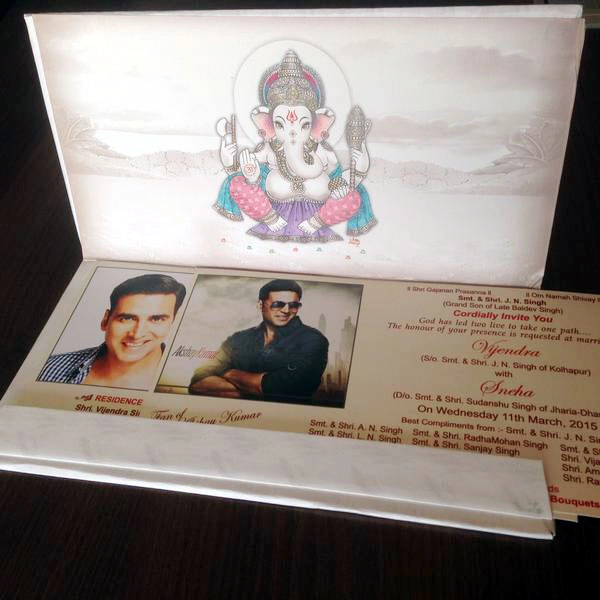 फैन के वेडिंग कार्ड पर अक्षय कुमार का फोटो - Akshay Kumar, Wedding Card