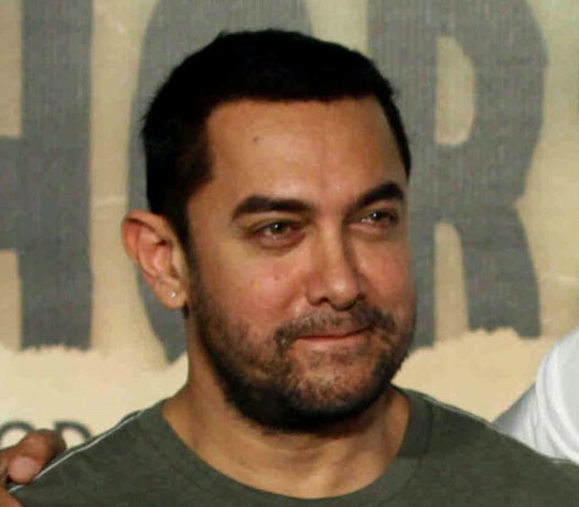 सुबह चार बजे उठकर टीवी क्यों देख रहे हैं आमिर खान?