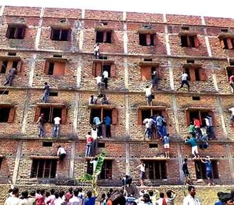 जिसकी तस्वीर ने शिक्षा-व्यवस्था की पोल खोल दी - Cheating in Bihar shcool