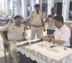 फॉरेस्ट गार्ड से लूटी थी बंदूक, बरामद - Dhar news