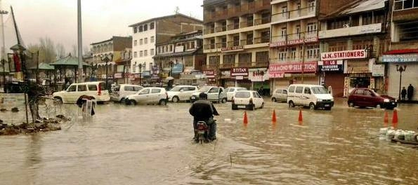कश्मीर में बारिश और जबरदस्त हिमपात से भारी तबाही - Kashmir, rain