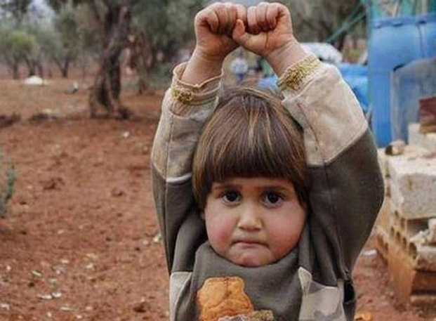 सीरियाई बच्ची की ये तस्वीर दिल पिघला देगी! - Syrian child mistakes camera for weapon in disturbing photo