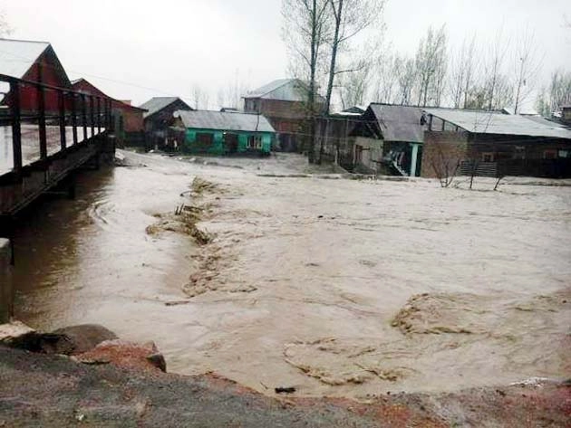 कश्मीर में फिर बाढ़ की दहशत (देखें फोटो)