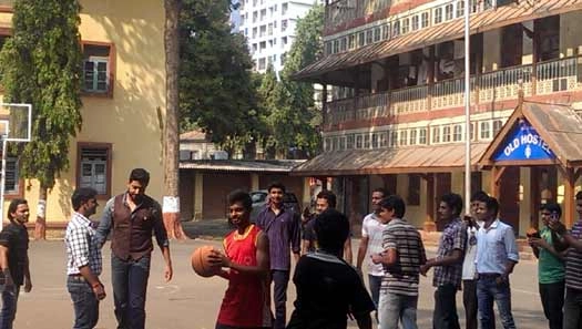स्टूडेंट्स के साथ अभिषेक ने खेला बास्केटबॉल - Abhishek Bachchan, All Is Well