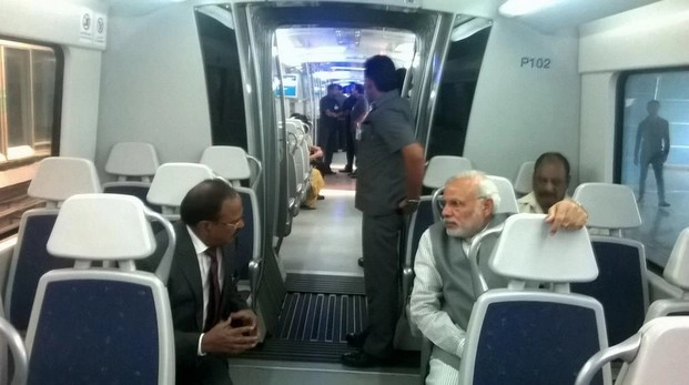 पीएम मोदी ने पहली बार की मेट्रो में यात्रा - Narendra Modi in Delhi Metro Train