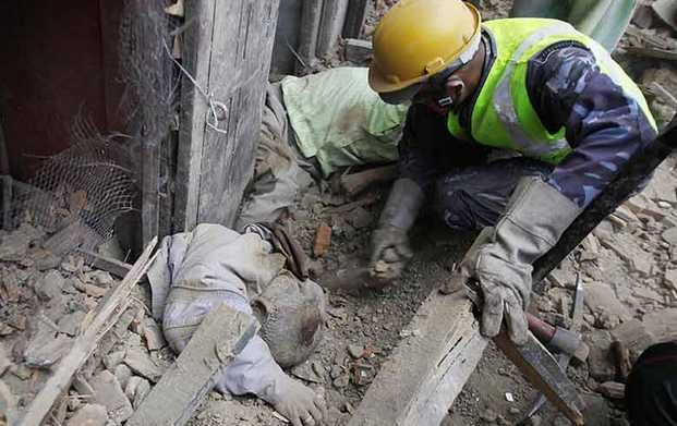 विनाशकारी भूकंप ने 2400 लोगों को मौत की नींद सुलाया - Nepal earthquake
