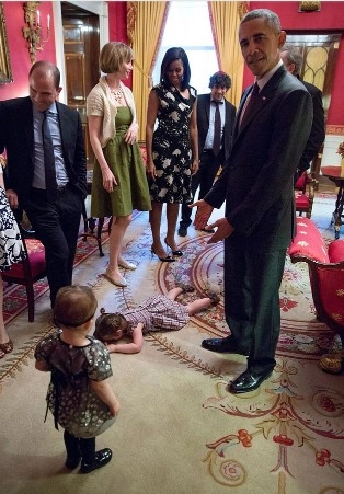जब बच्ची ओबामा की पार्टी से हुई बोर और... - barack obama, Child, Bored, Child tantrum